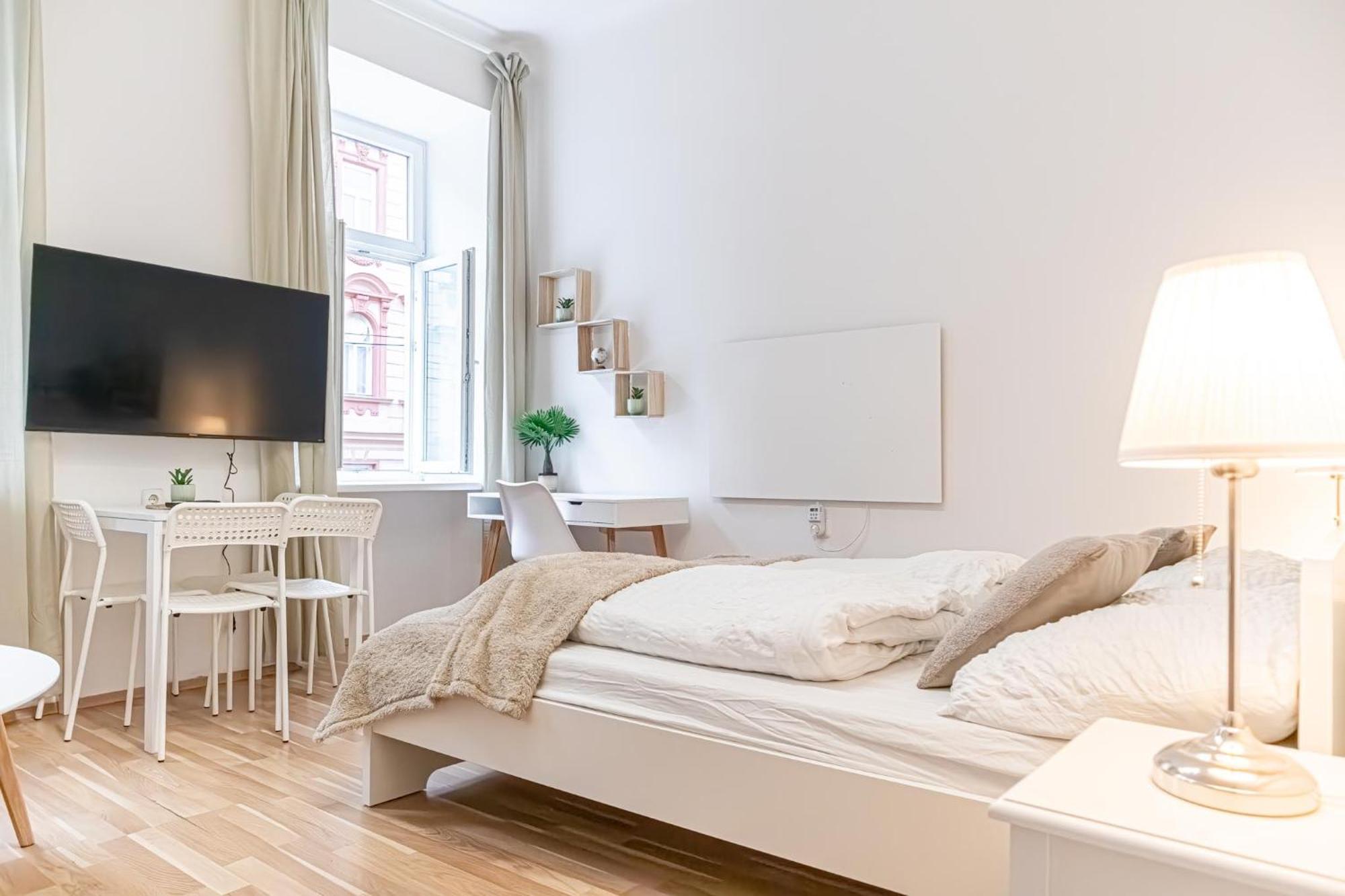 Economy Living- 1br In The Heart Of Apartment *